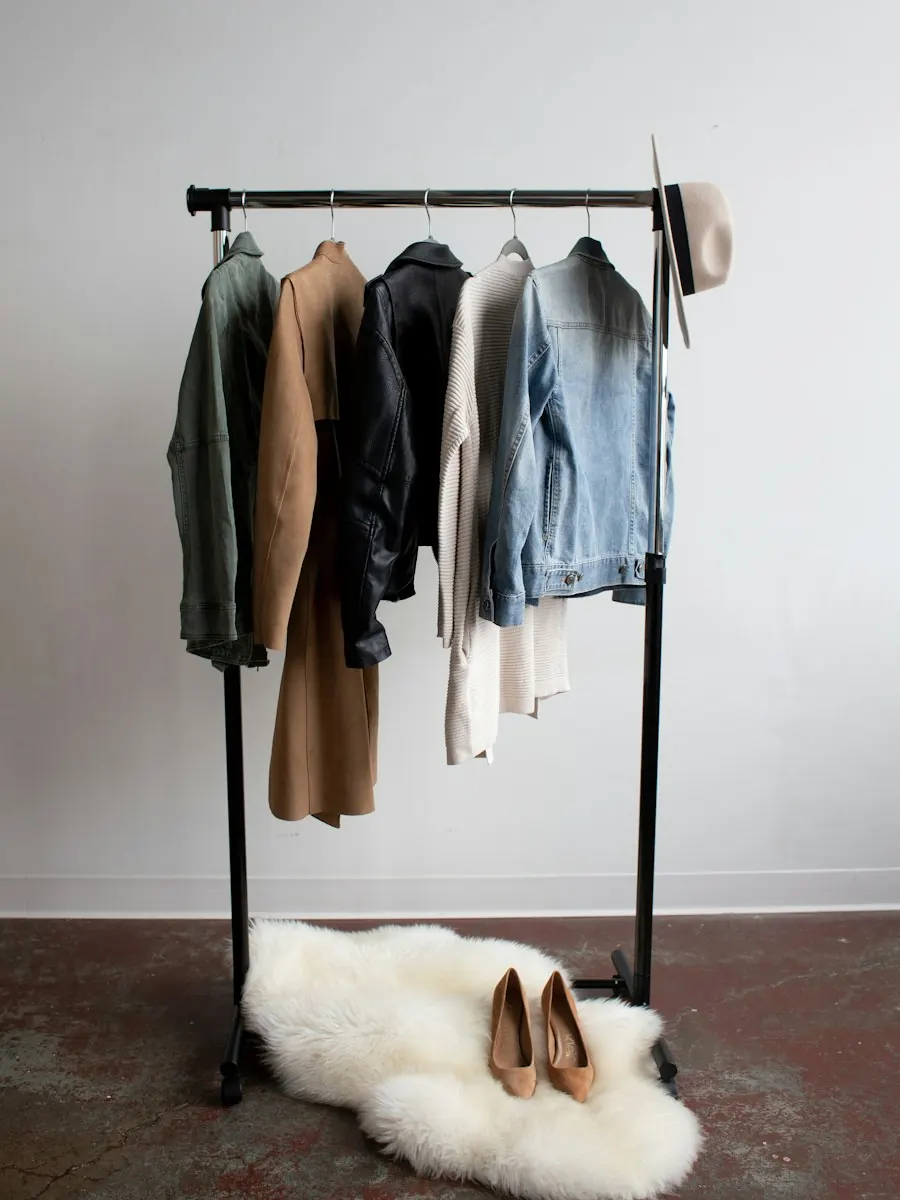 Kleiderstange mit fünf Jacken als Kapselgarderobe