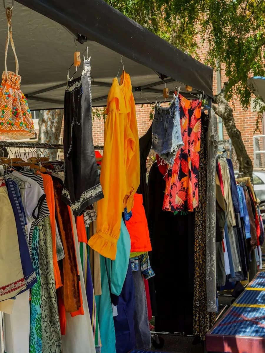 Bunter Second-Hand-Stand auf dem Flohmarkt